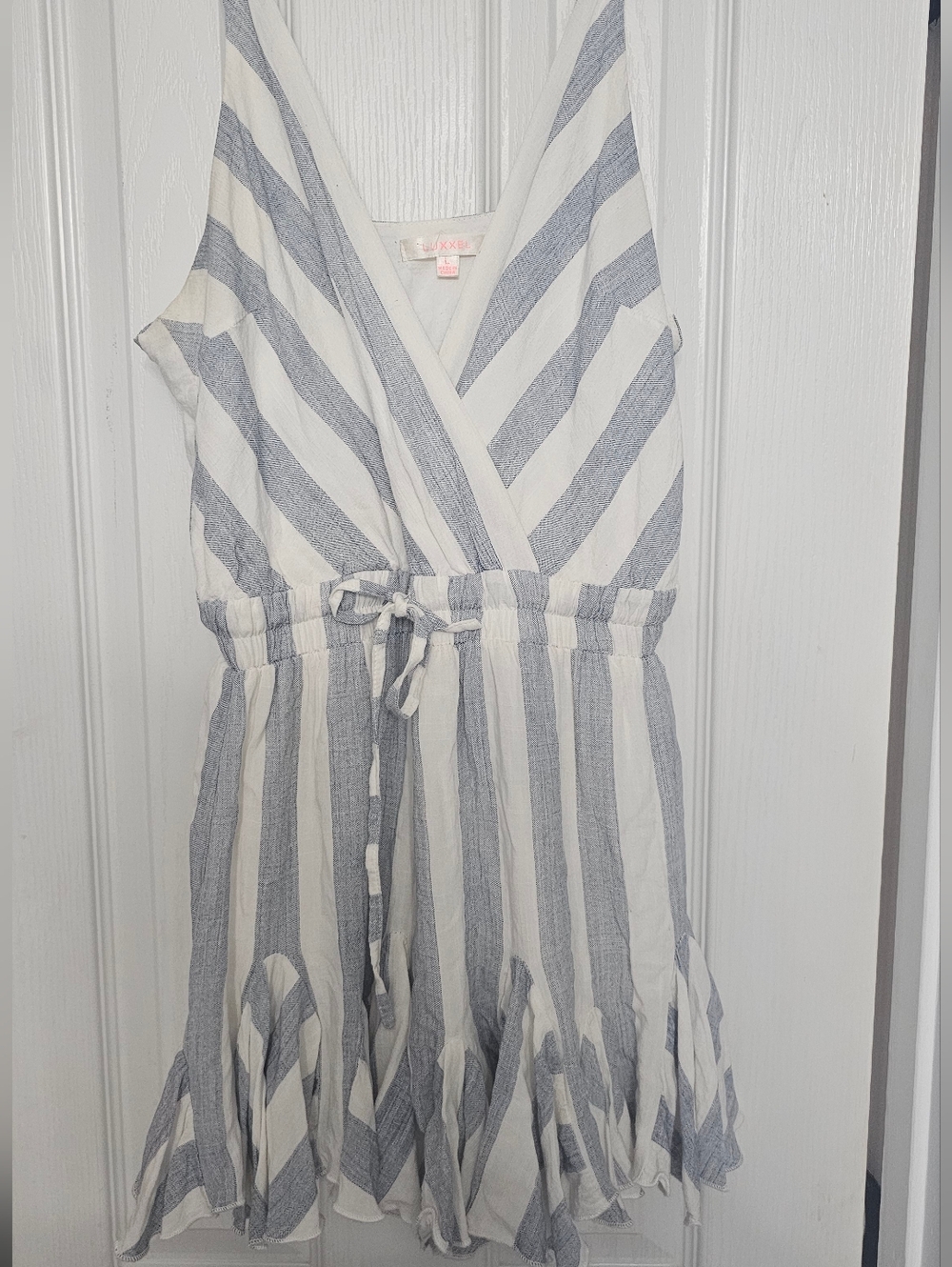 Luxxel striped romper, a flowy, light blue and white striped piece Size Large - Picture 2 of 12